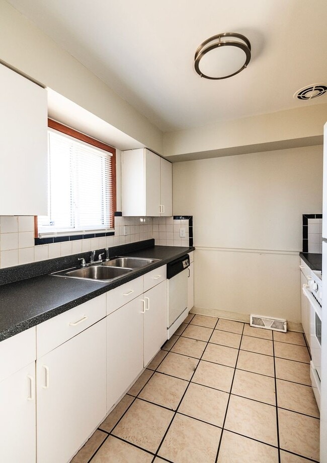 Building Photo - Freshly Updated 3-bedroom, 1-bathroom