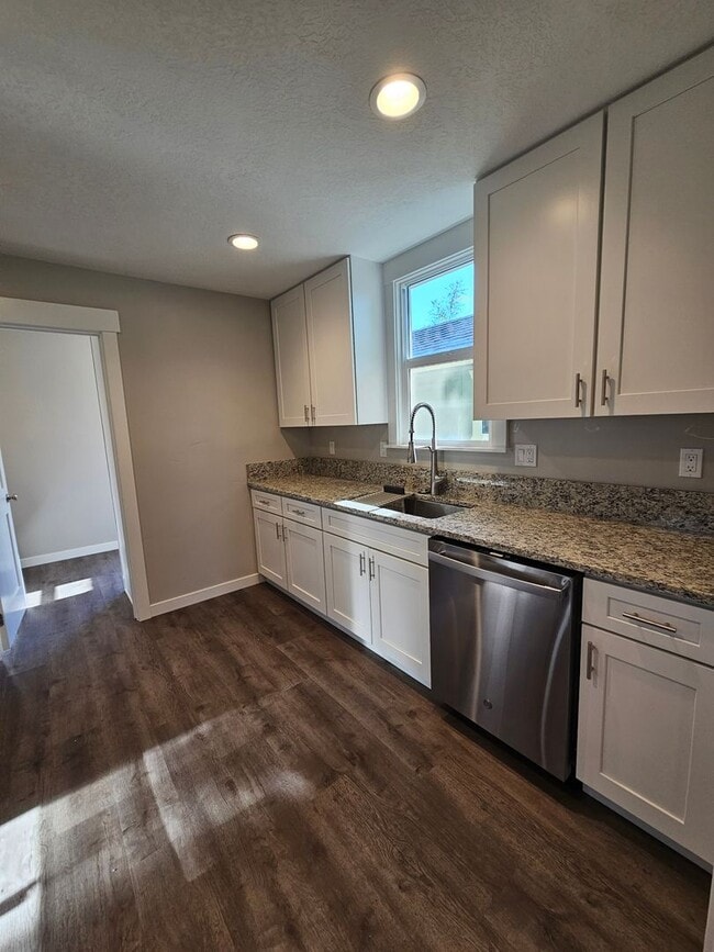 Building Photo - 3 Bedroom Fully Remodeled Home in Downtown...