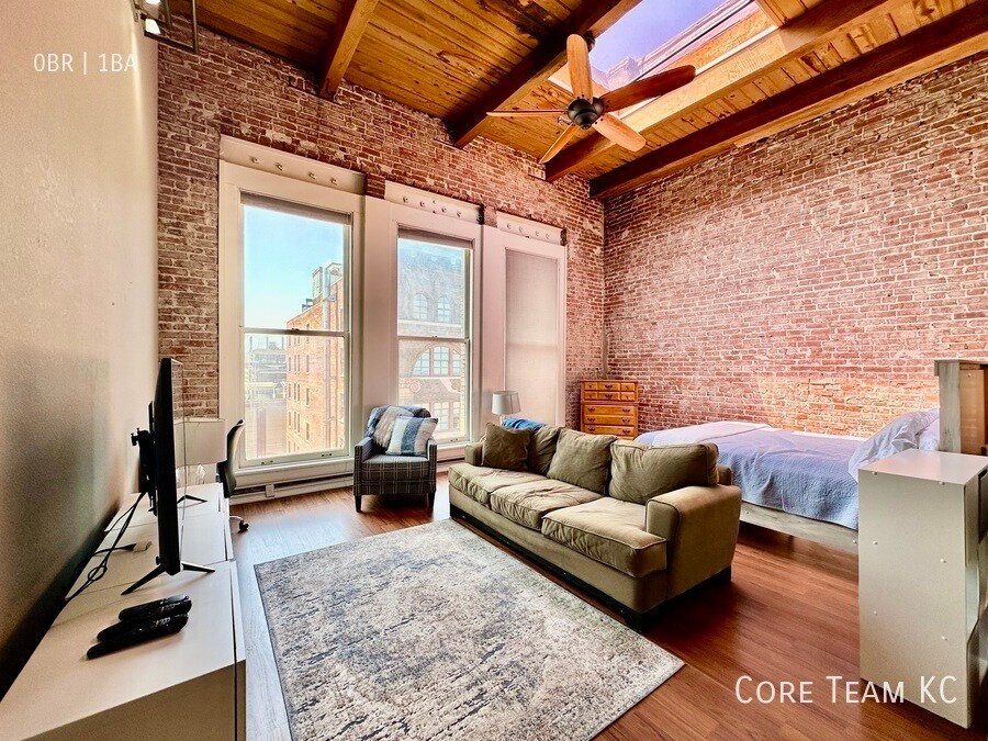 Foto principal - 308 W 8th St