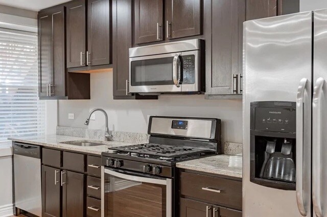 Foto del edificio - 1523 W Addison St
