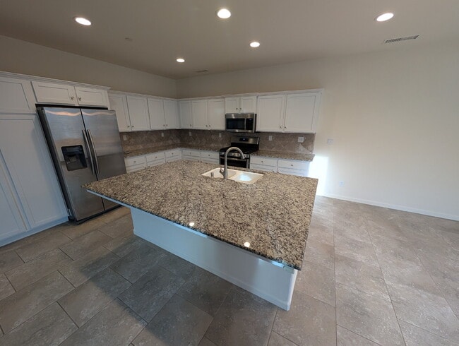 Building Photo - "Spacious 4-Bed Home with 2.5 Baths in Charming Clovis Locale – 1945 Sq. Ft. of Comfort!"