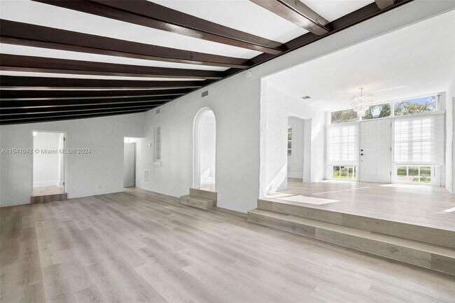 Building Photo - 1224 Country Club Prado