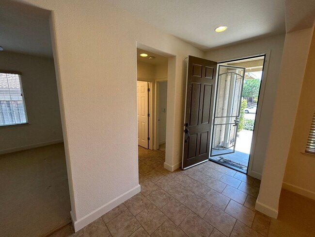 Building Photo - Spacious 5-Bedroom Home with SOLAR