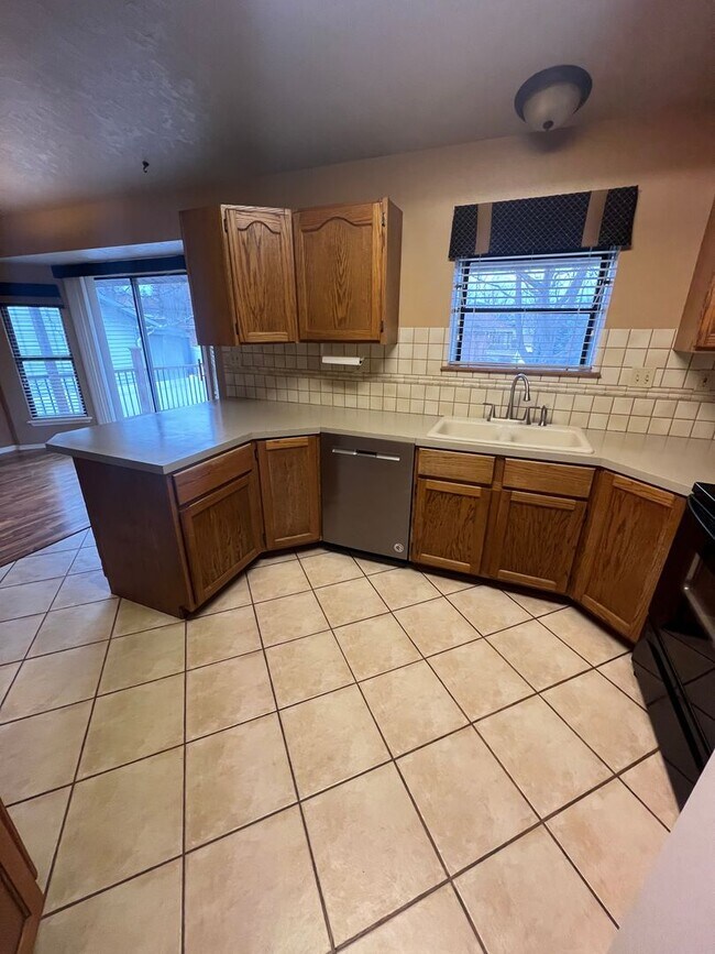 Building Photo - 3 Bedroom 3 Bathroom Highland area home.