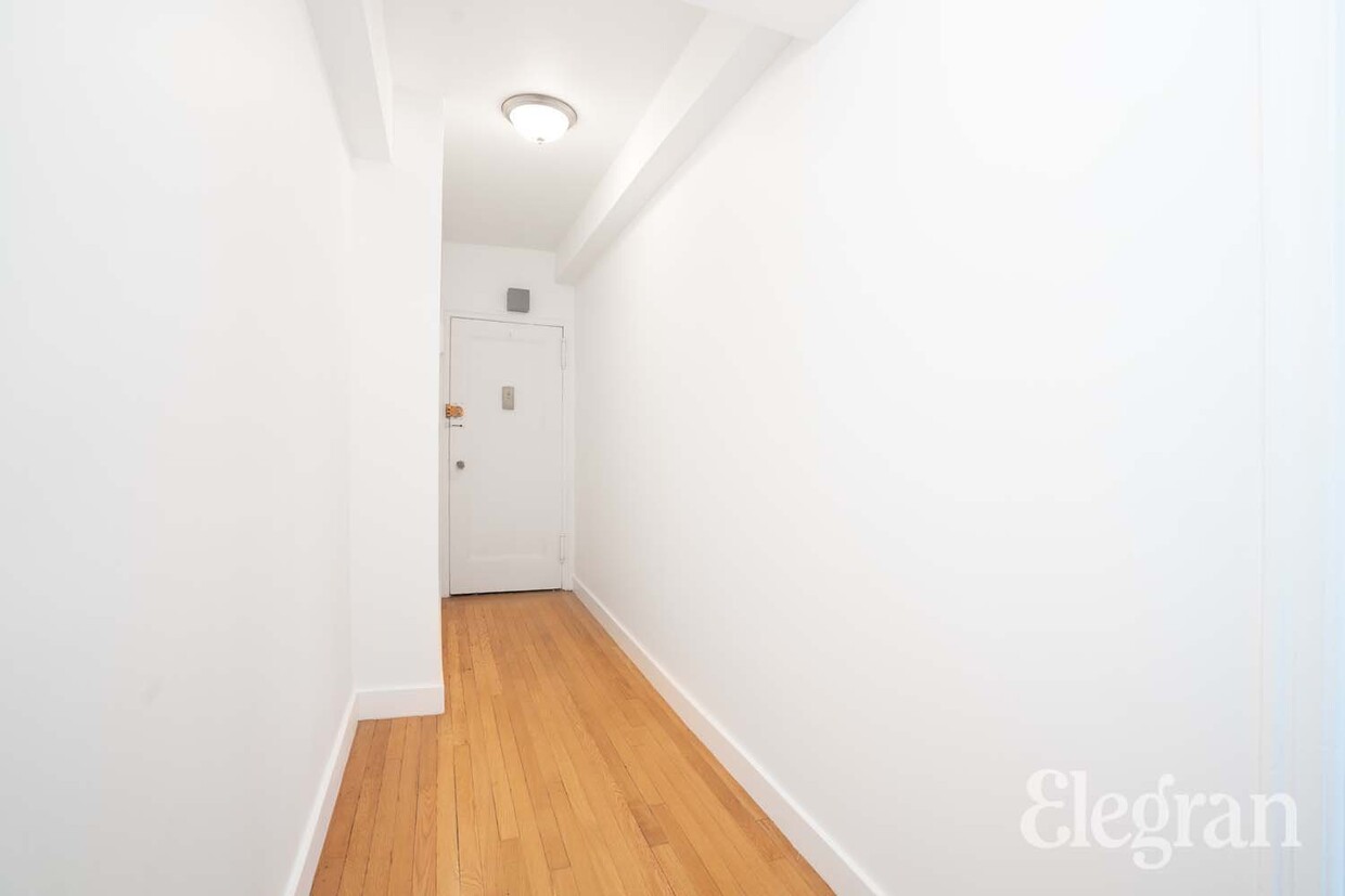 Foto principal - 325 W 45th St