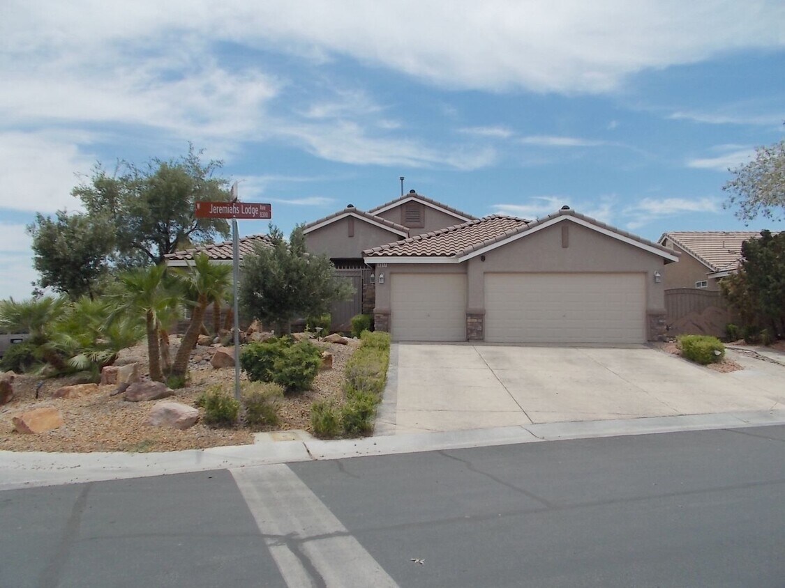 Primary Photo - Stunning 4-Bedroom Ranch-Style Rental with...