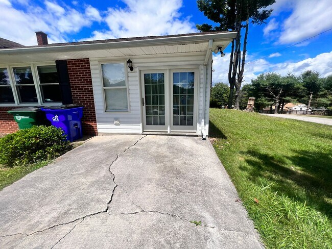 Building Photo - Christiansburg, 3 BR / 2 BA, Available Now