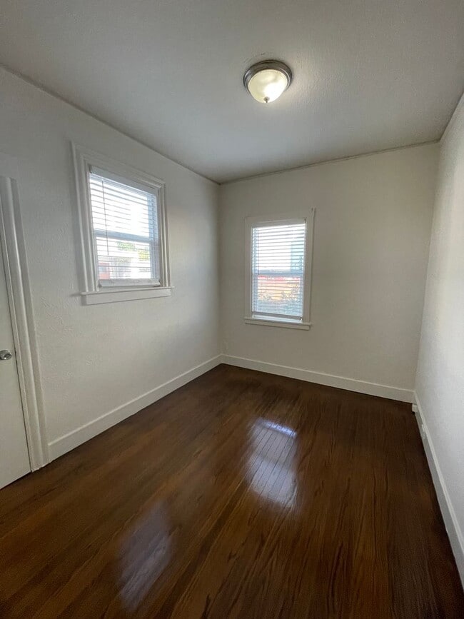 Building Photo - Great Upper Unit