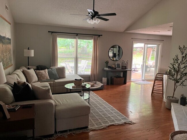 Building Photo - Knoxville 37922, 3 bedroom, 2 bath home wi...