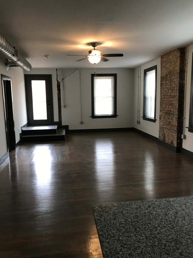Building Photo - 2616 Short Vine St