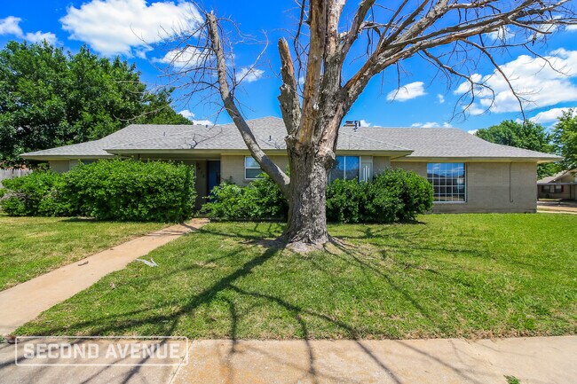 Building Photo - 2412 Crystal Dr