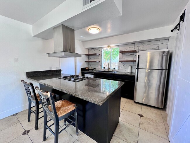 Foto del edificio - $2,395 Gettysburg & Minnewawa, 3 Bedroom 2...