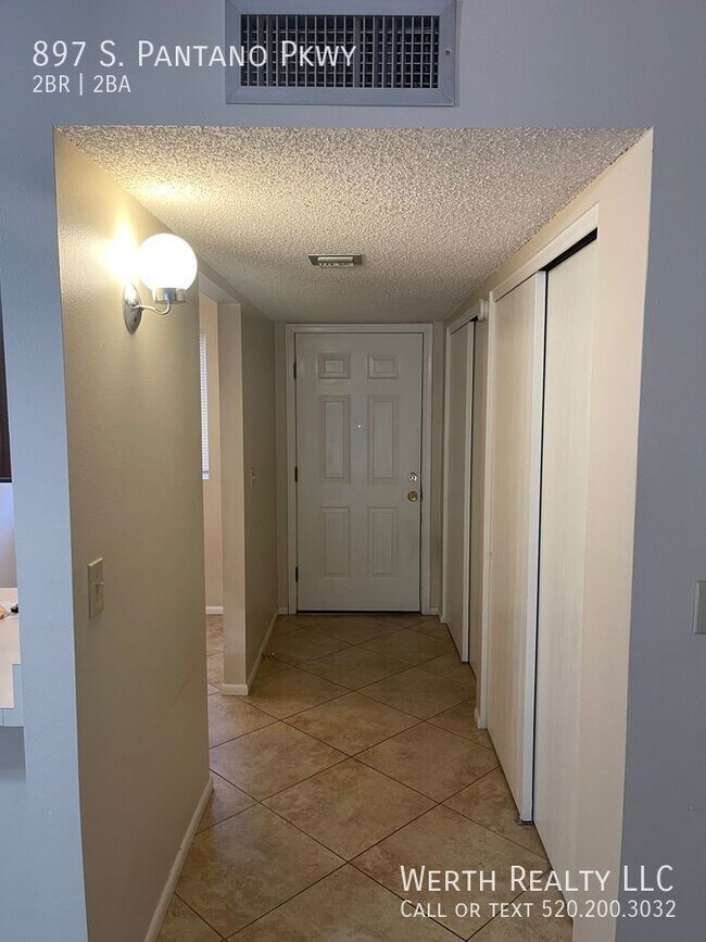 Foto del edificio - Large 2 Bed/2 Bath Townhome With Yard! Loc...