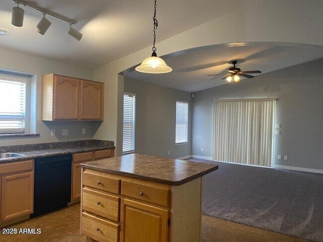 Building Photo - 533 E Angeline Ave