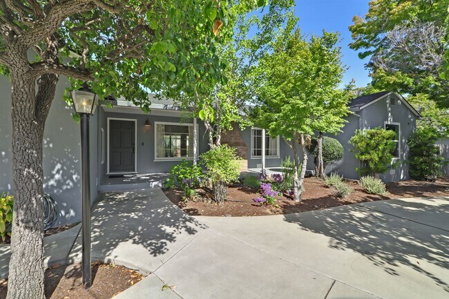 Foto del edificio - Los Altos 4-Bedroom with Fireplace, EV Hoo...
