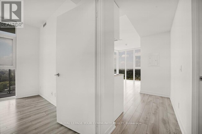 Photo du bâtiment - 33 Helendale Ave