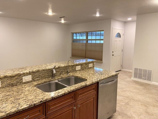 Building Photo - Up scale town home with high-end finishes.