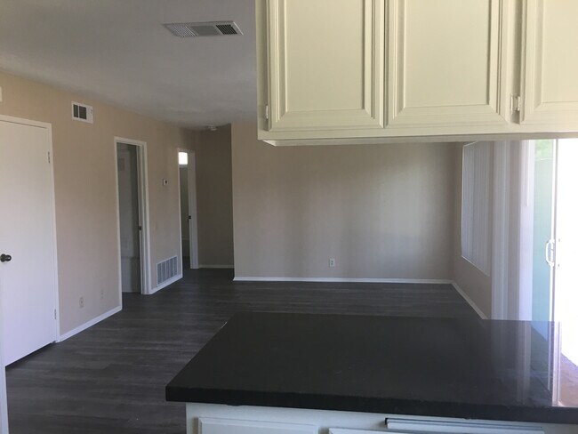 Foto del edificio - Stunning 5-Bedroom Home for Rent in Desirable Corona Neighborhood!