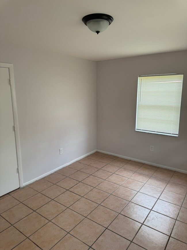 Building Photo - 2147 Laura Ln