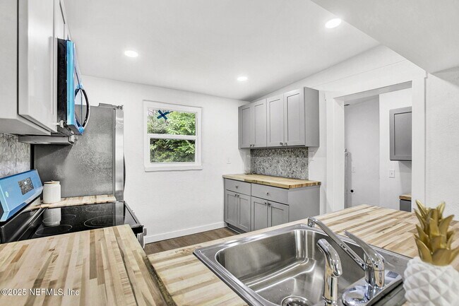Building Photo - 1714 Brookview Dr S