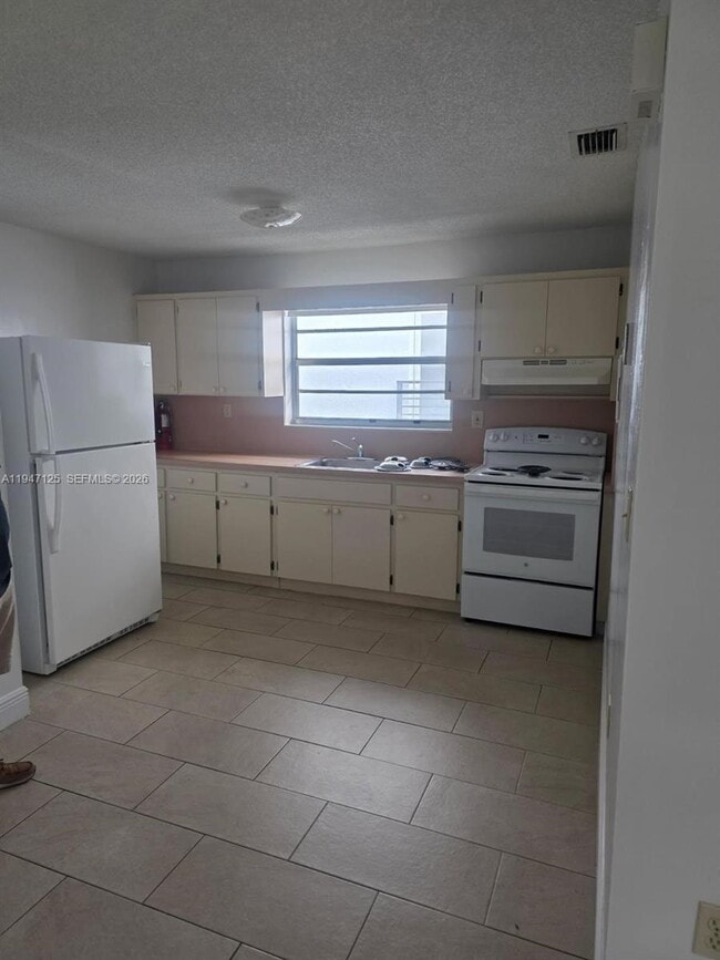 Building Photo - 1575 NW 1st St