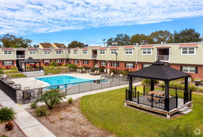 Patio con Pavilions, del Grill & la piscina - Greenbriar Apartments