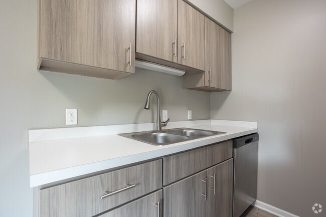 1BR, 1BA - 1,098SF - Kitchen - The Neighborhood at Englewood