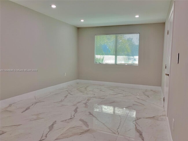 Building Photo - 15011 Coconut Ct