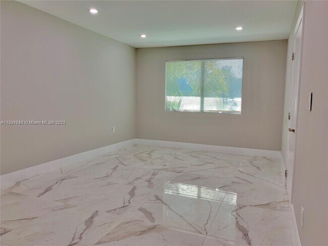 Foto del edificio - 15011 Coconut Ct