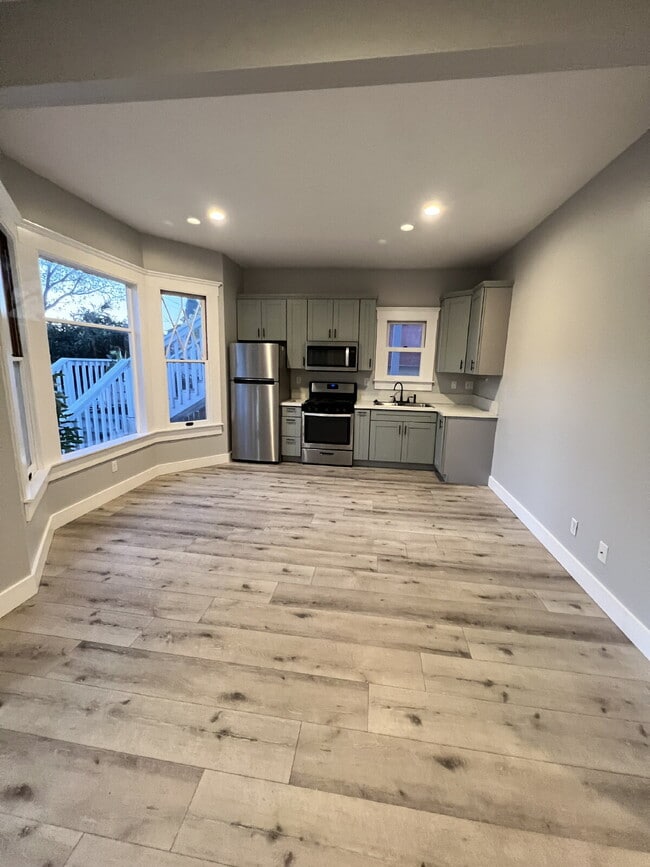 Building Photo - Fully renovated 2bed/1bath with private, g...