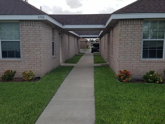 Foto del edificio - 3706 Wyndham Ave