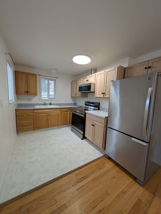 Building Photo - Federal Way One Bedroom Available Now! ALL...