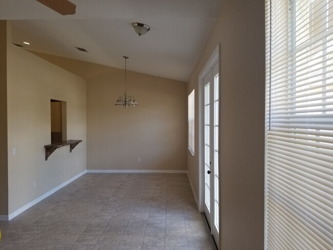 Foto del edificio - *Annual* Spacious 4 Bedroom, 2.5 Bath!