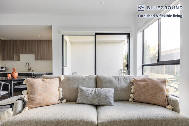 Foto del edificio - 4227 McLaughlin Ave