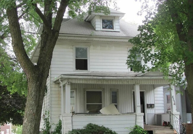 Building Photo - 832 W 1st St
