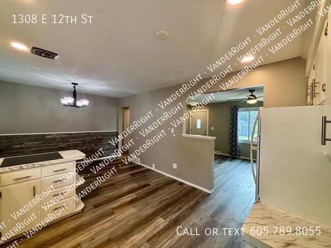 Building Photo - 1308 E 12th St