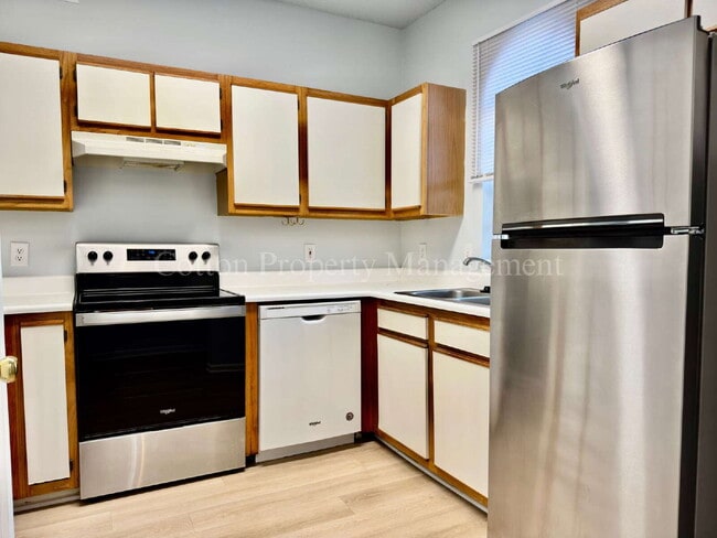 Building Photo - Updated 2BR/2BA First Floor Condo in Midto...