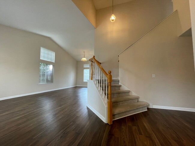 Foto del edificio - Upstairs Bonus Room, Attached 3-Car Garage...