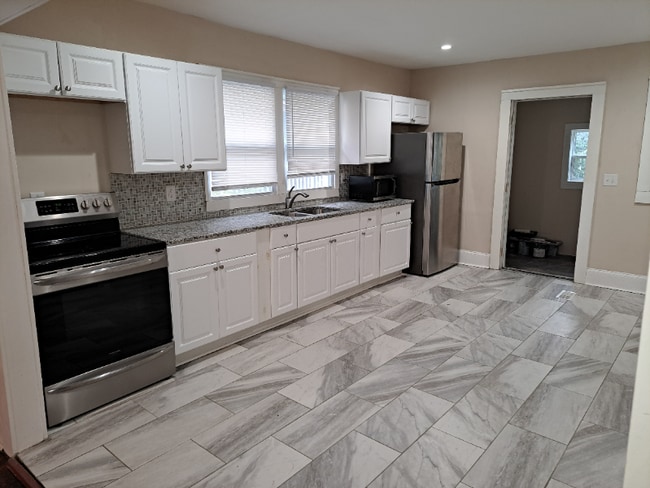 Building Photo - 609 W Garrison Blvd