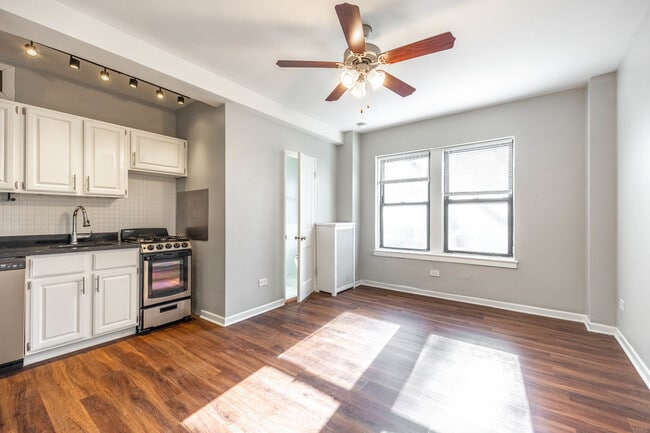 Building Photo - 1140 N La Salle Dr