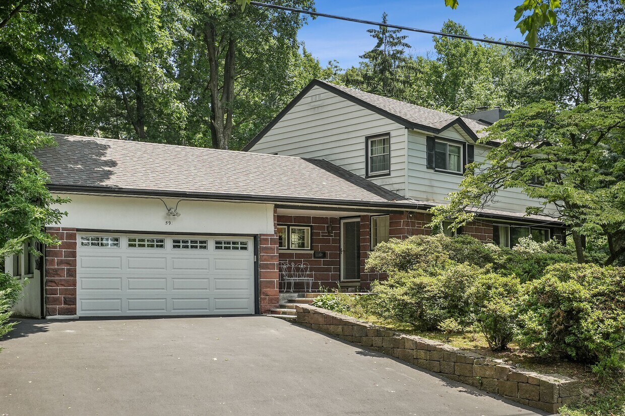 Photo - 591 Edgewood Rd (Leonia, NJ)