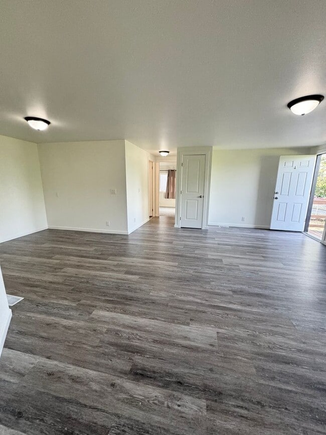 Building Photo - 3 Bedroom 2 Bathroom for Rent.