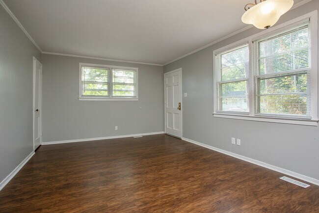 Building Photo - Recently Renovated 1/1 Unit