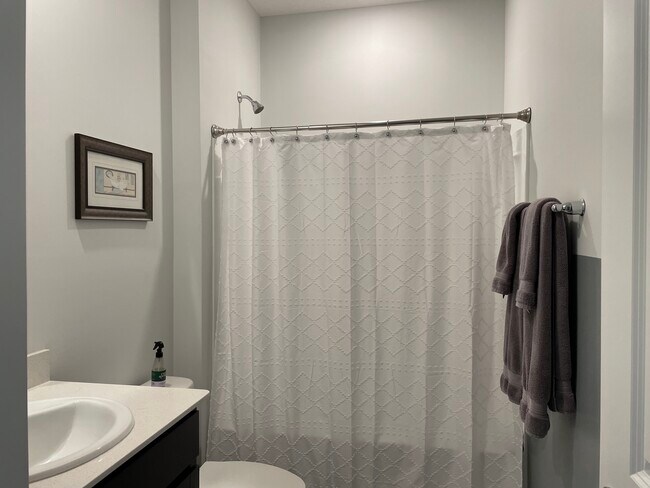 baño de visitas - 140 Oak Valley Ct