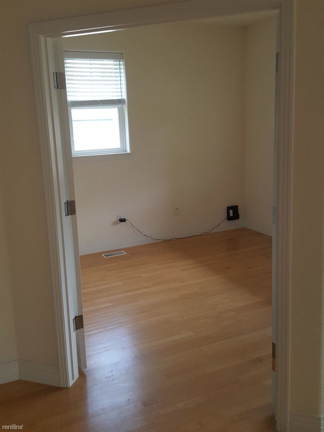 Building Photo - 506 Flicker Ave