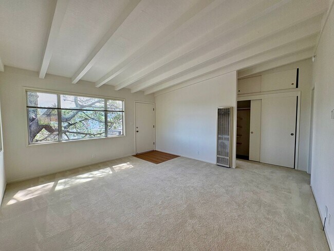Foto del edificio - OPEN HOUSE SAT 4/26 11AM TO 12PM. Amazing ...