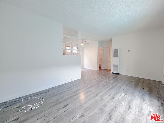 Building Photo - 941 N San Vicente Blvd