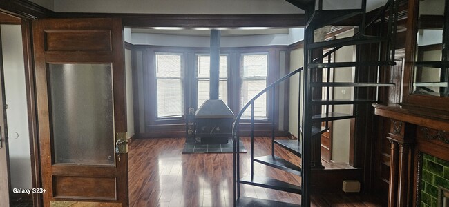 Foto del edificio - 826 W 10th St