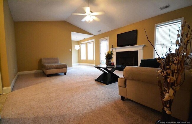 Building Photo - 1647 Hazelhurst Dr
