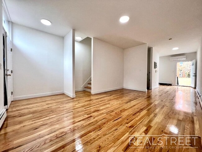Building Photo - Charming 2 Bed 1.5 Bath Upper Duplex in Bu...